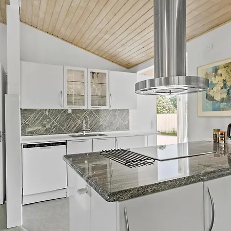 Beautiful In With Kitchen Holiday home
